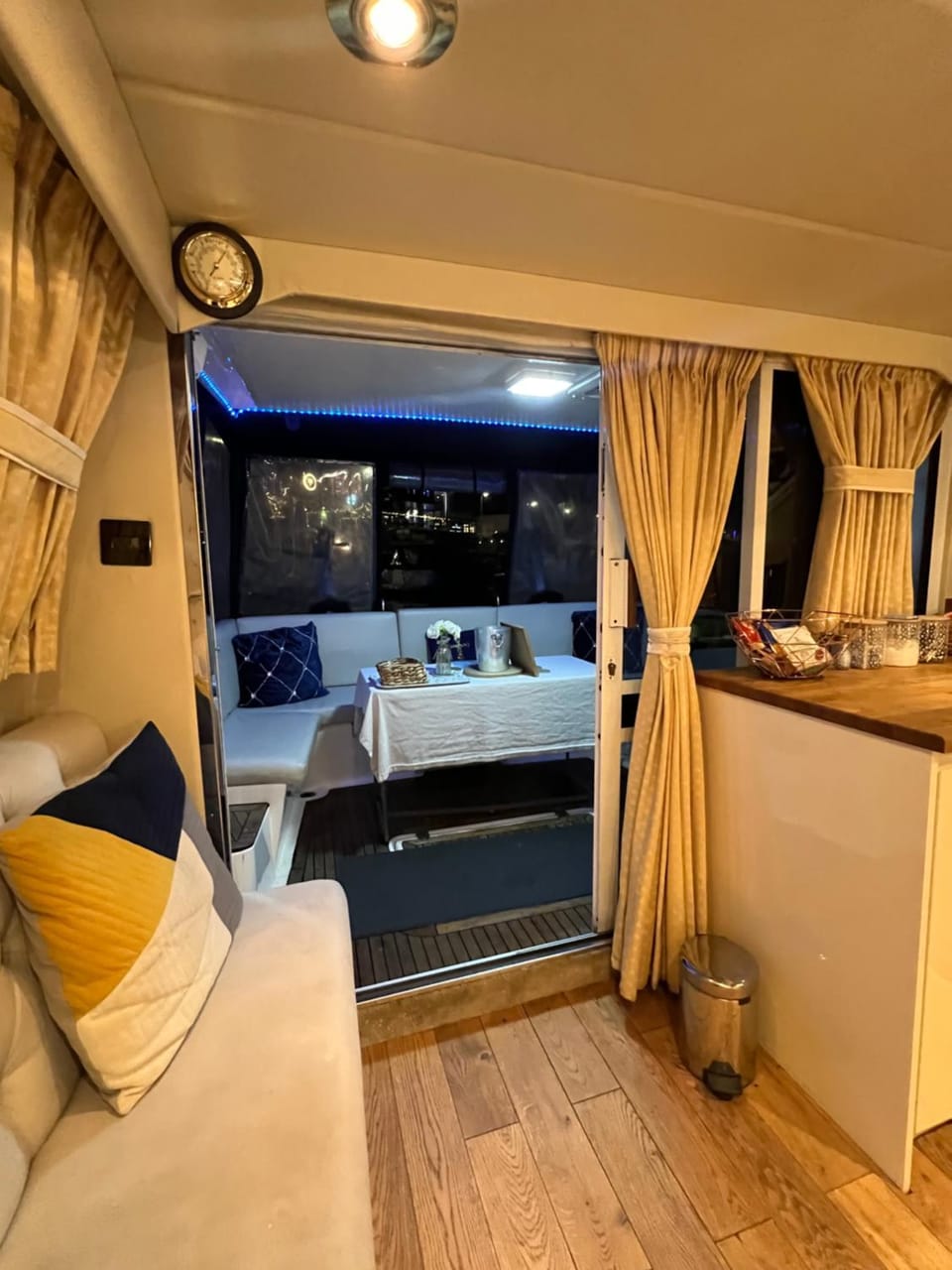 LUXURY 40 FOOT YACHT ON 5 STAR OCEAN VILLAGE MARINA SOUTHAMPTON - minutes away from city centre and cruise terminals - Free parking included Docked boat in Southampton