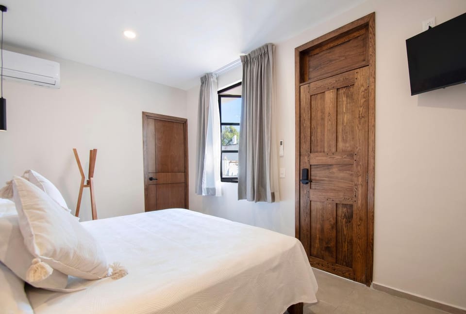 Bed, TV and multimedia, Photo of the whole room, Bedroom, towels, air conditioner