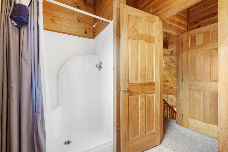 The Honey Pot, Hot Tub, resort Pool, 560 FREE tickets each paid day Chalet in Pigeon Forge