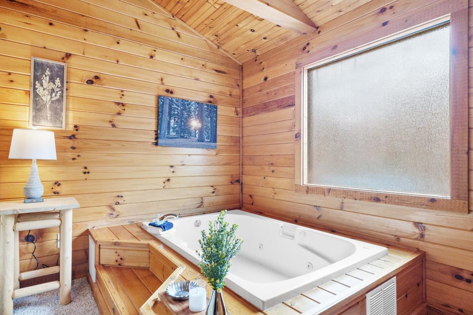 The Honey Pot, Hot Tub, resort Pool, 560 FREE tickets each paid day Chalet in Pigeon Forge