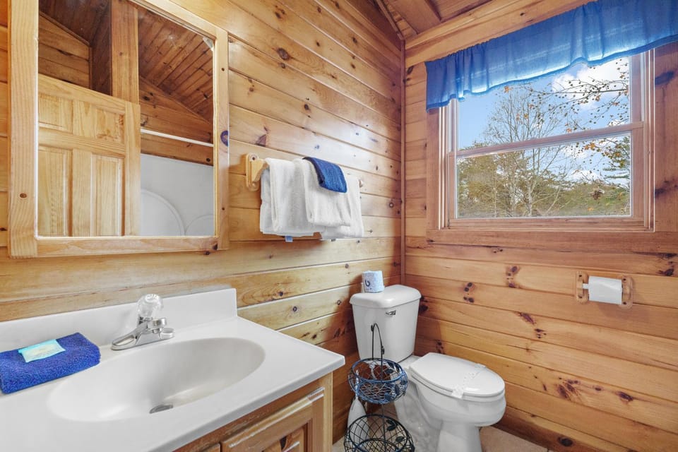 The Honey Pot, Hot Tub, resort Pool, 560 FREE tickets each paid day Chalet in Pigeon Forge