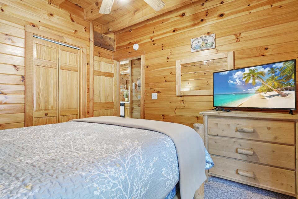 The Honey Pot, Hot Tub, resort Pool, 560 FREE tickets each paid day Chalet in Pigeon Forge