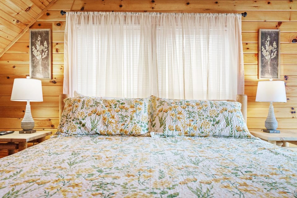 The Honey Pot, Hot Tub, resort Pool, 560 FREE tickets each paid day Chalet in Pigeon Forge