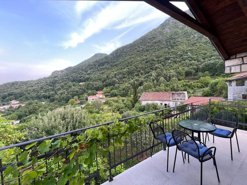 View (from property/room), Balcony/Terrace, Mountain view