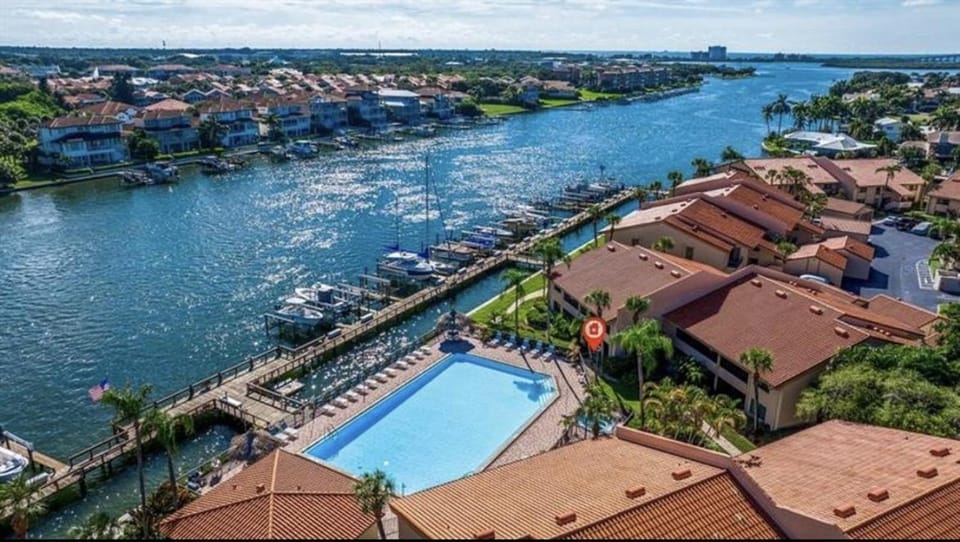 Property building, Neighbourhood, Natural landscape, Bird's eye view, River view, Swimming pool