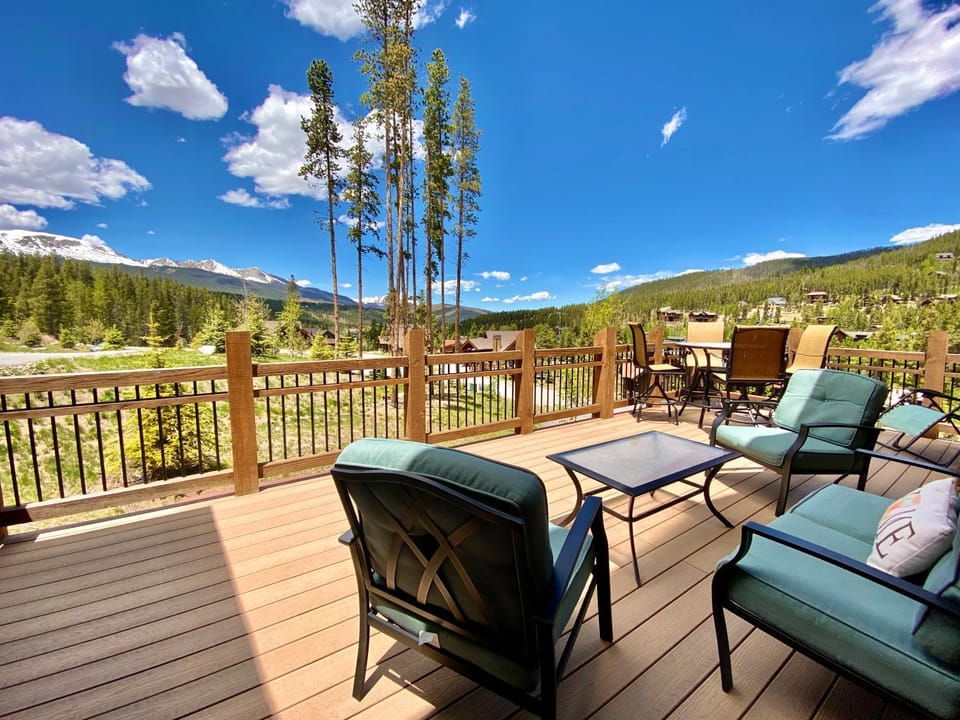 GORGEOUS modern estate private ski SHUTTLE! Hot Tub, hiking trail to town, fire pit, even a SONIC ice maker!! House in Breckenridge
