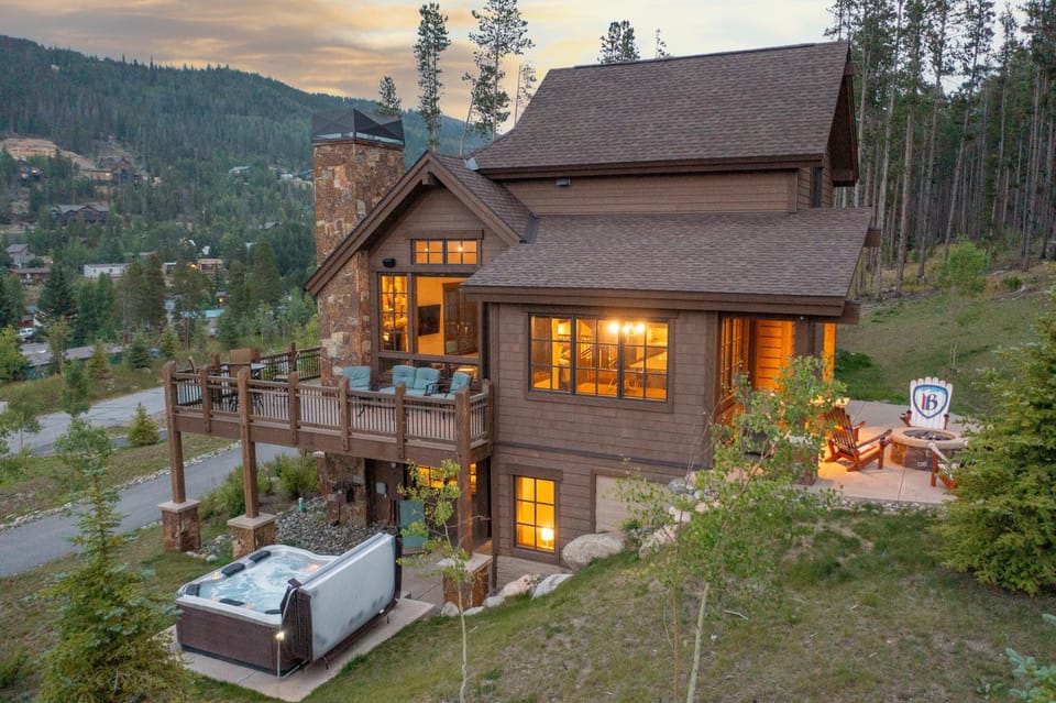 GORGEOUS modern estate private ski SHUTTLE! Hot Tub, hiking trail to town, fire pit, even a SONIC ice maker!! House in Breckenridge