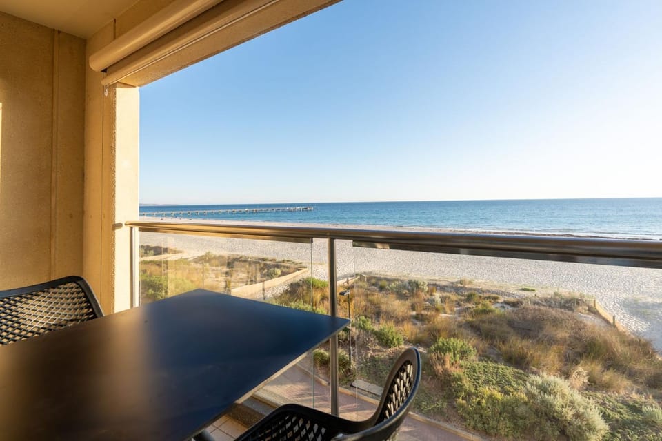 Belle Escapes - Sunset Views at the Bay Apartment in Adelaide