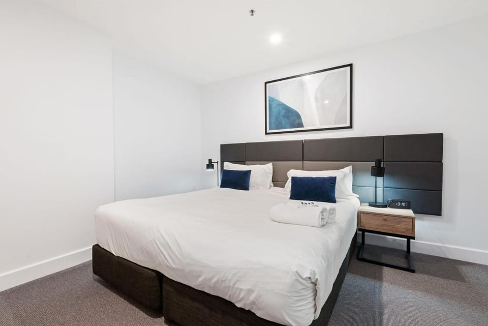 Belle Escapes - Sunset Views at the Bay Apartment in Adelaide