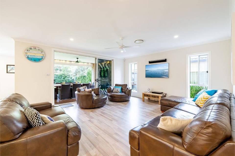 Big Wave At Shoal Bay 8 Achilles St large home with ducted air con Wi Fi and Linen House in Shoal Bay