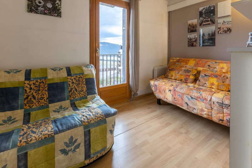Bed, Living room