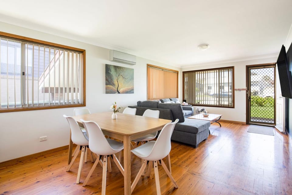 Rockpool Pet Friendly 1 Min Walk to Beach House in Culburra Beach