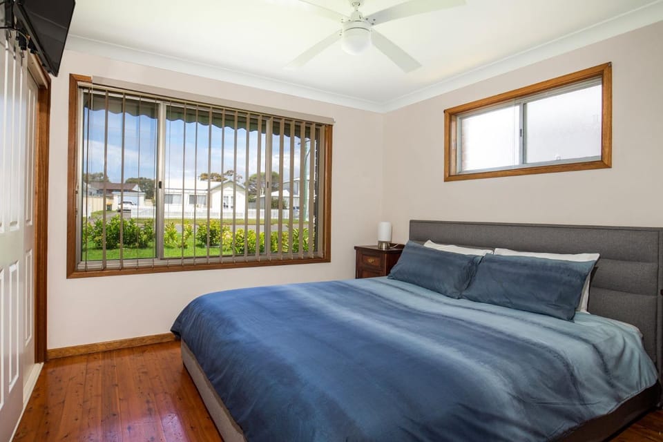 Rockpool Pet Friendly 1 Min Walk to Beach House in Culburra Beach
