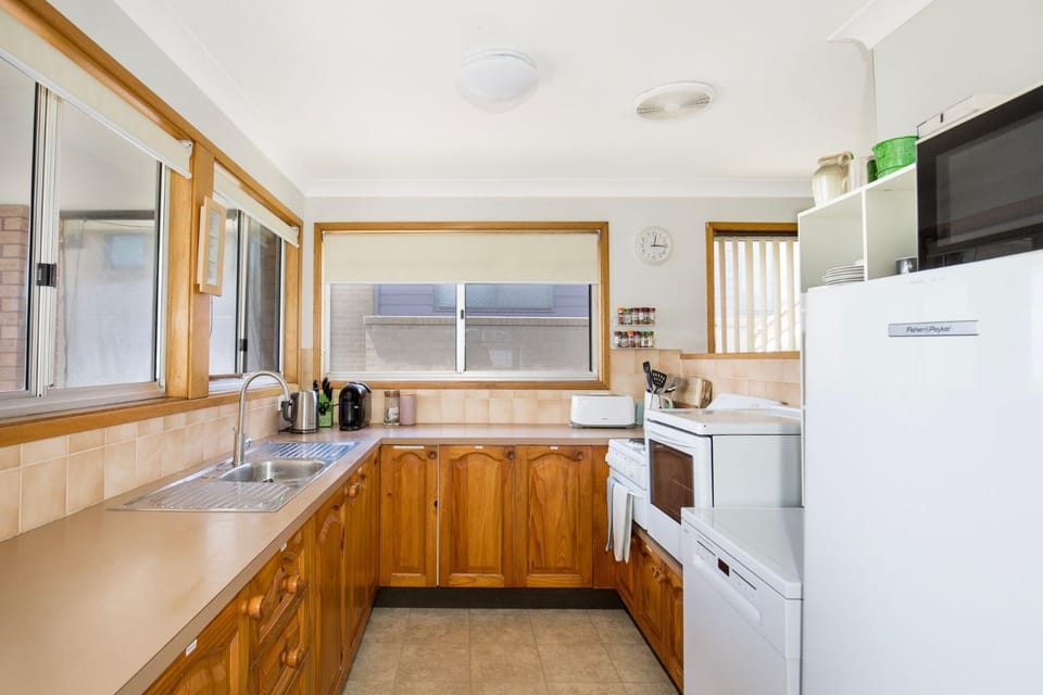 Rockpool Pet Friendly 1 Min Walk to Beach House in Culburra Beach