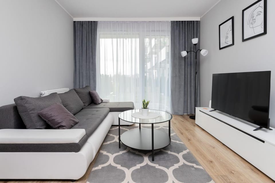 TV and multimedia, Living room, Seating area, Evening entertainment