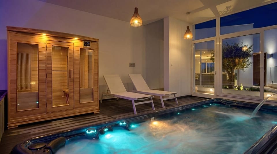 Natural landscape, Hot Tub, Pool view, Swimming pool, sunbed