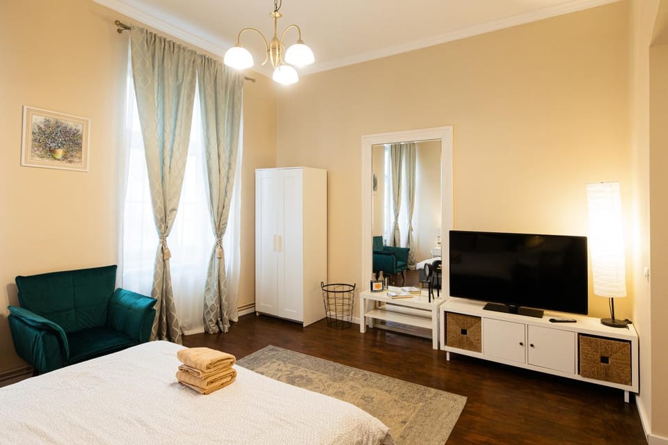 Bed, TV and multimedia, Photo of the whole room, Bedroom, hair dresser