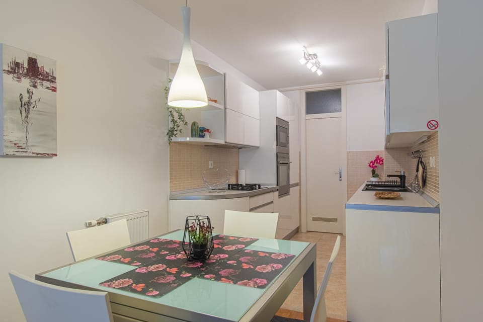 Kitchen or kitchenette, Dining area, oven, stove