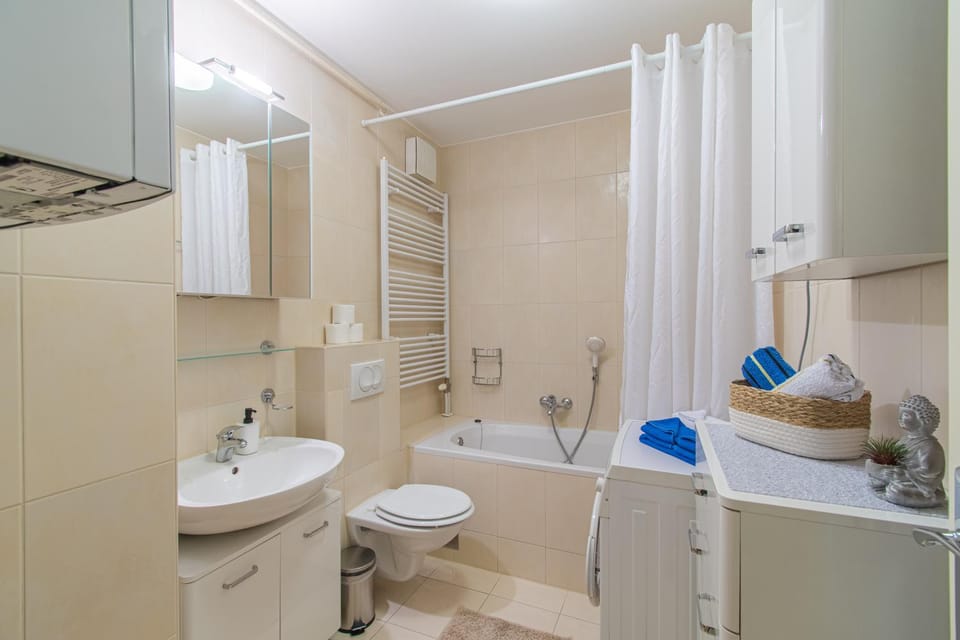 Shower, Toilet, Bathroom, Bath, towels, washing machine