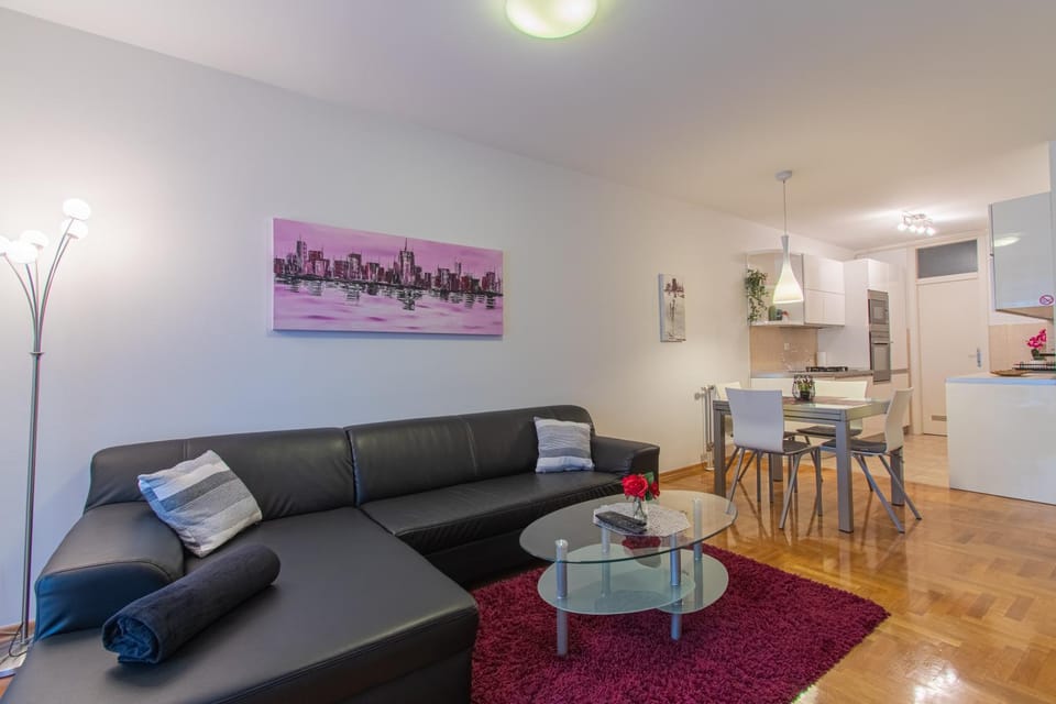 Kitchen or kitchenette, Living room, Dining area, oven