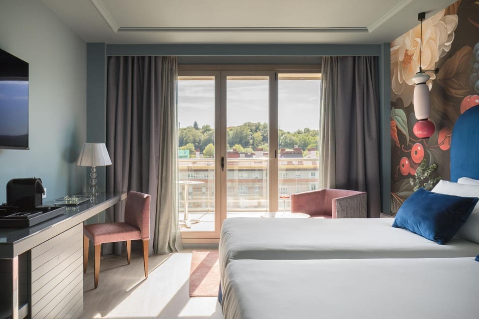 View (from property/room), Balcony/Terrace, Bedroom