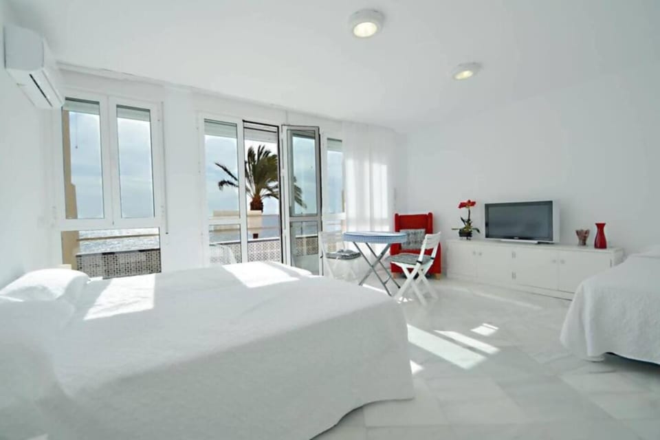 Photo of the whole room, Bedroom, Sea view