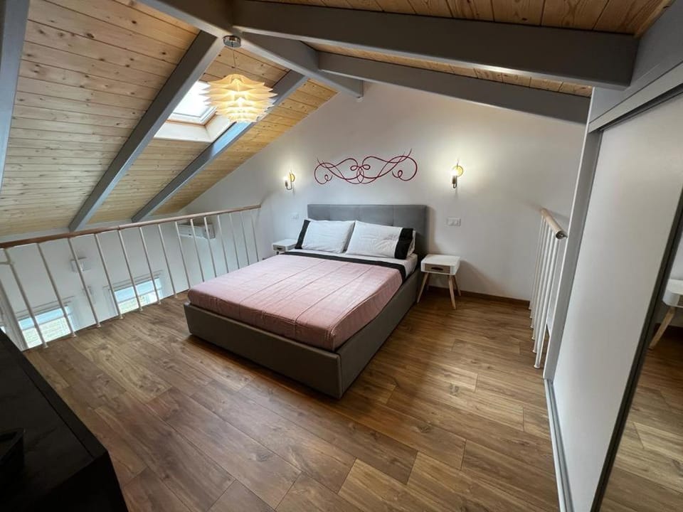 Photo of the whole room, Bedroom