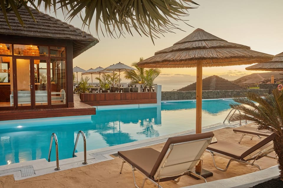 Restaurant/places to eat, Garden, View (from property/room), Balcony/Terrace, Lounge or bar, Food and drinks, Other, Seating area, Dining area, Pool view, Sea view, Area and facilities, Swimming pool, Dinner, sunbed