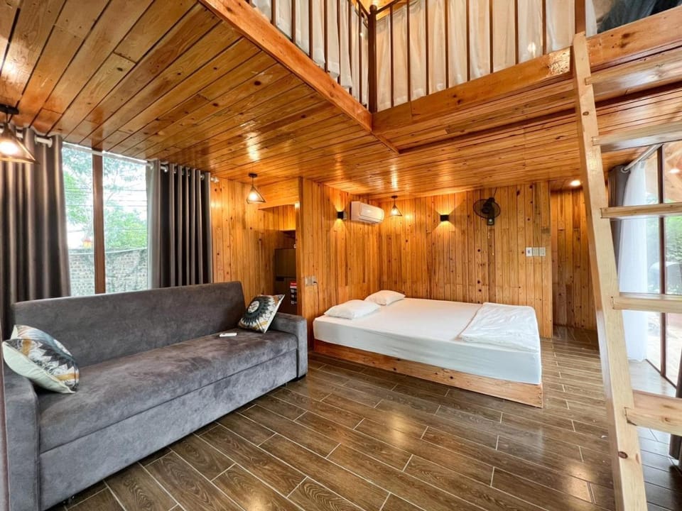 Bed, Living room, Photo of the whole room, Seating area, Bedroom