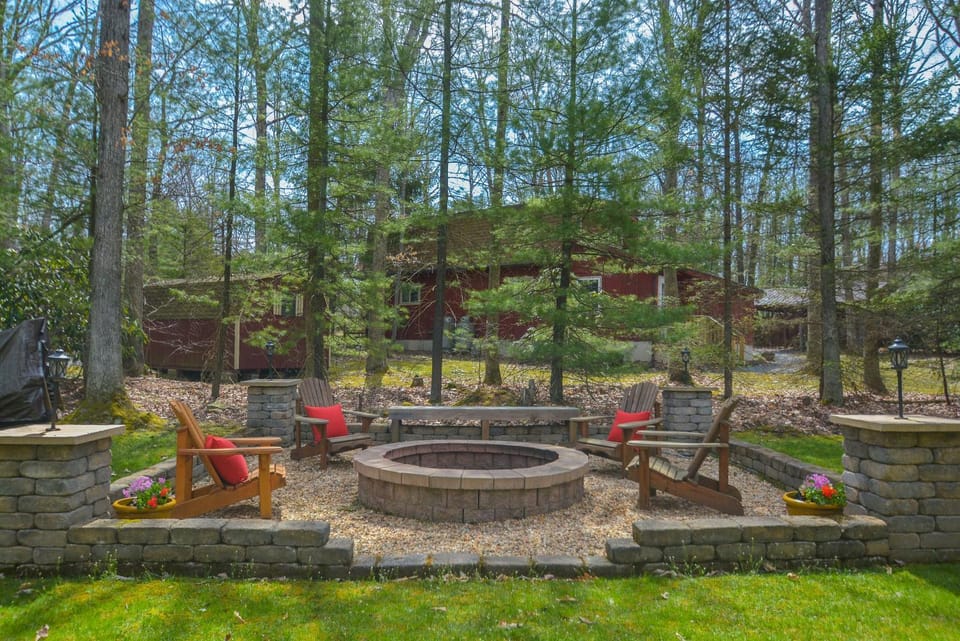 Property building, Natural landscape, BBQ facilities, Garden, Seating area, Garden view, fireplace