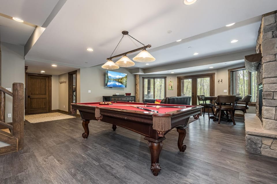 Billiard, Game Room, TV and multimedia, Seating area, Garden view, fireplace