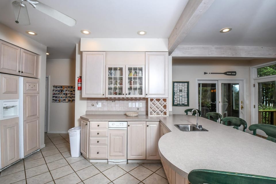 Kitchen or kitchenette, Seating area, dishwasher, kitchen