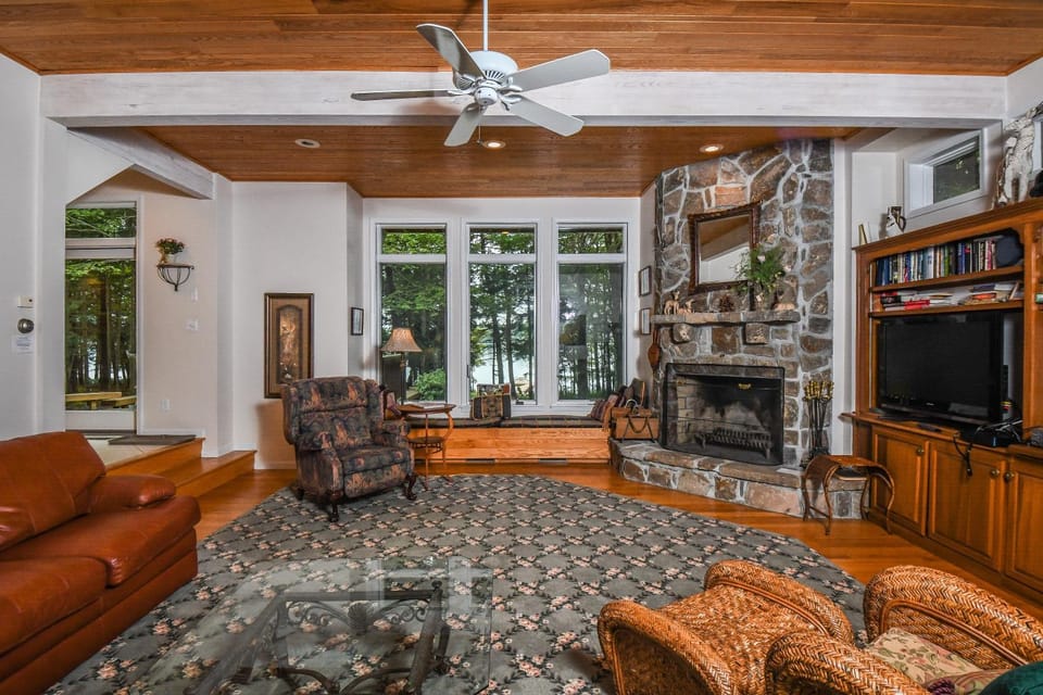TV and multimedia, Living room, Seating area, Garden view, fireplace, furniture