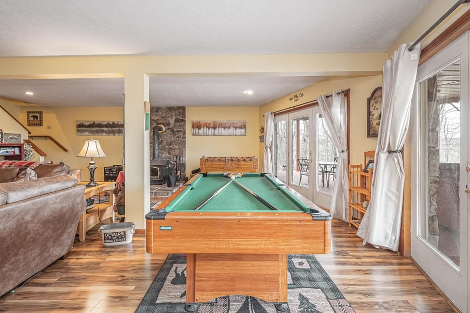 Billiard, Living room, Seating area, Garden view, furniture