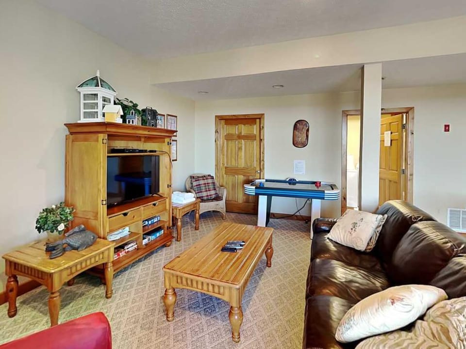 TV and multimedia, Living room, Seating area, furniture