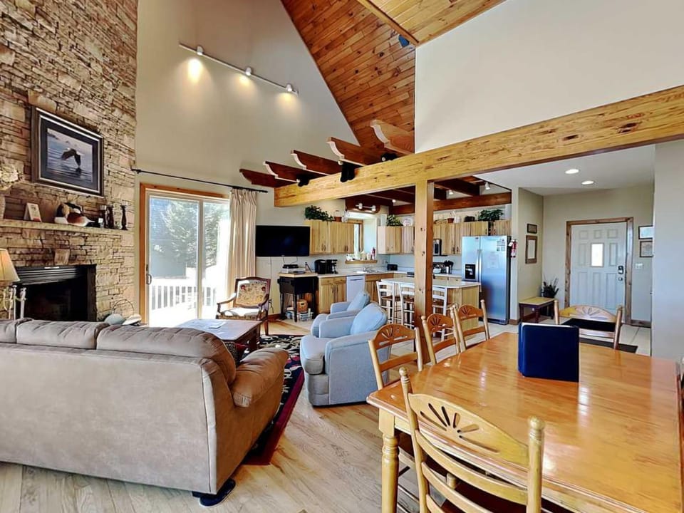 TV and multimedia, Kitchen or kitchenette, Living room, Seating area, Dining area, fireplace, furniture