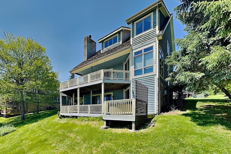 Property building, Facade/entrance, Natural landscape, Garden, Balcony/Terrace, Mountain view
