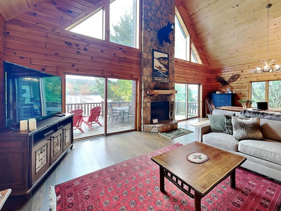 Bear Hollow Lodge House in Deep Creek Lake