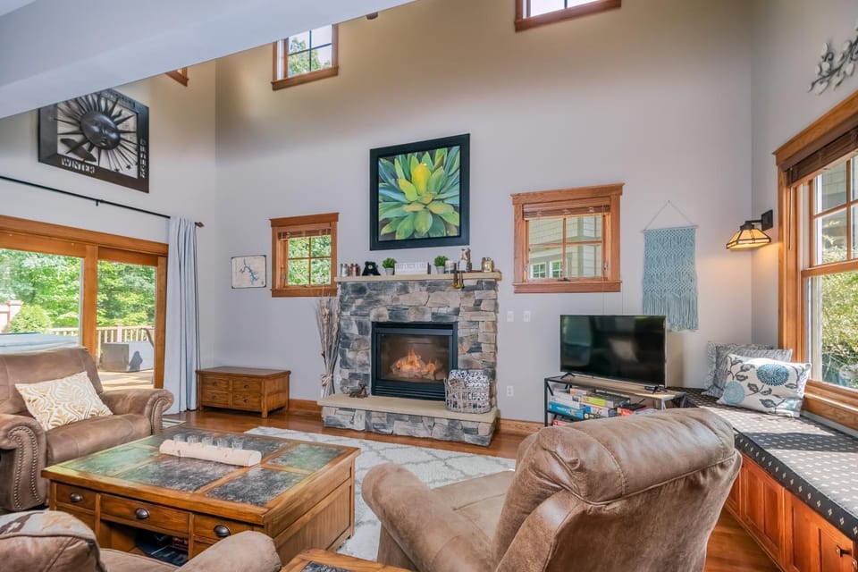 TV and multimedia, Living room, Seating area, fireplace, furniture