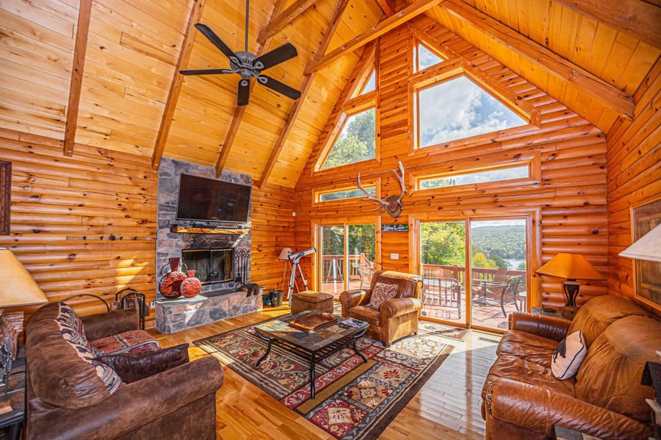 TV and multimedia, View (from property/room), Living room, Seating area, Lake view, fireplace, furniture
