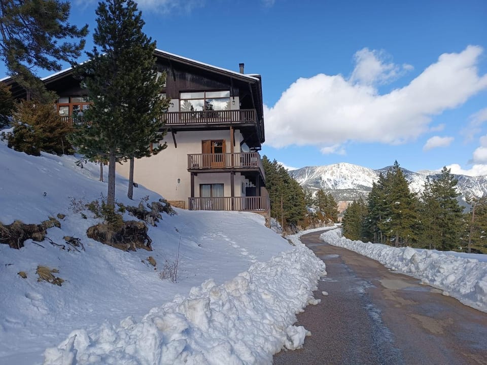 Property building, Day, Natural landscape, Winter, Mountain view