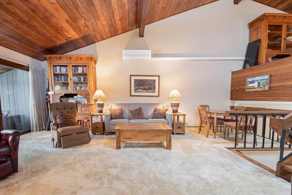 Living room, Seating area, Dining area, furniture, air conditioner
