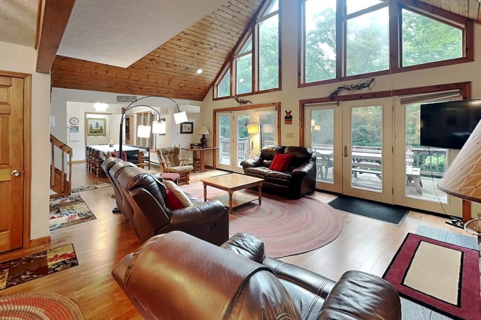 TV and multimedia, Balcony/Terrace, Living room, Seating area, Garden view, furniture