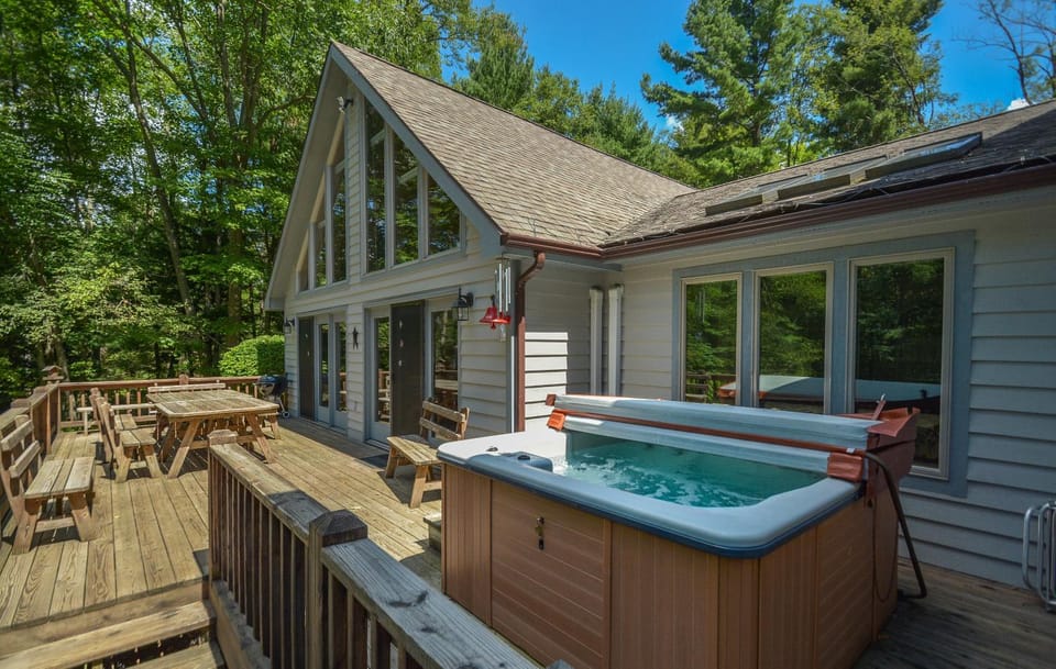 Property building, Patio, Natural landscape, Garden, Hot Tub, Seating area, Garden view