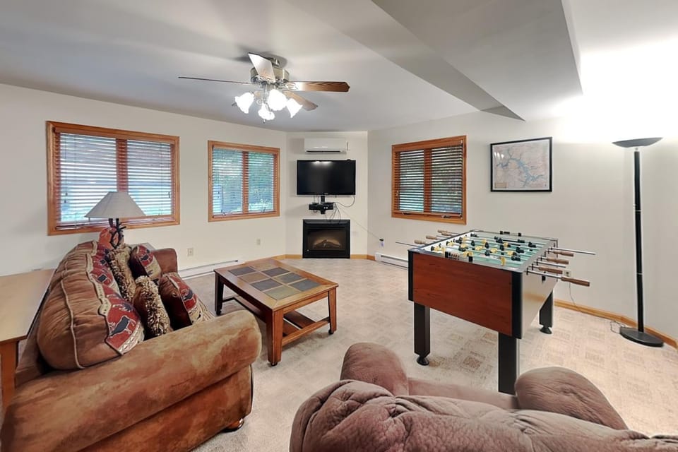 Game Room, TV and multimedia, Living room, Seating area, fireplace, air conditioner