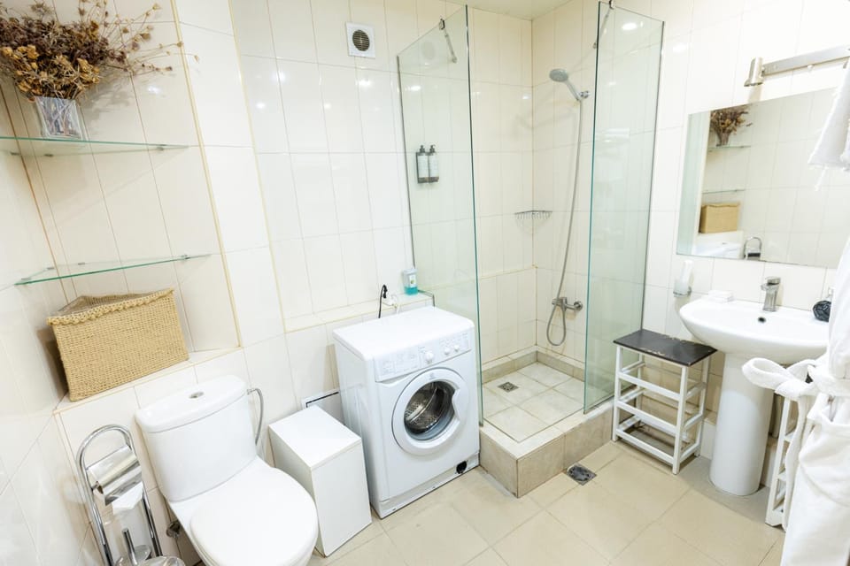 Shower, Toilet, Bathroom, towels, washing machine