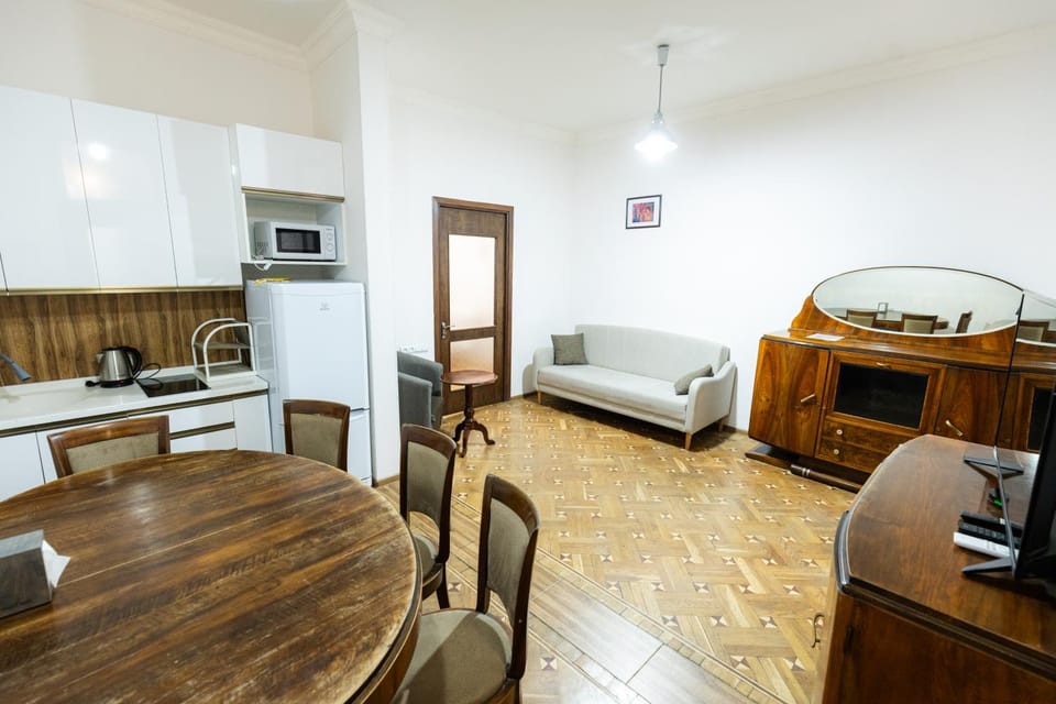 TV and multimedia, Coffee/tea facilities, Kitchen or kitchenette, Living room, Photo of the whole room, Dining area, microwave, stove