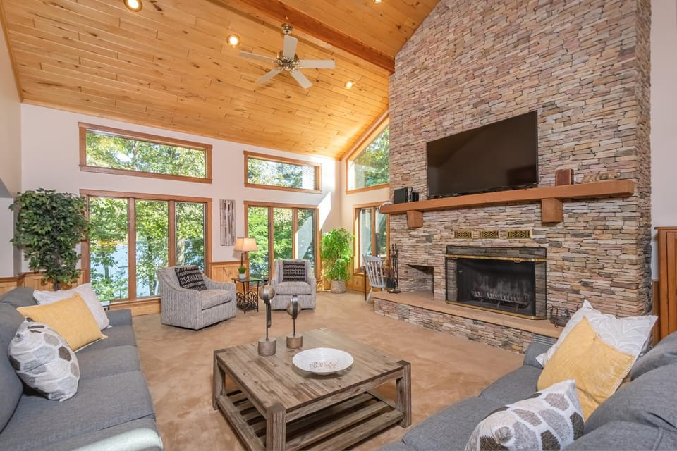 TV and multimedia, View (from property/room), Living room, Seating area, Garden view, fireplace, furniture