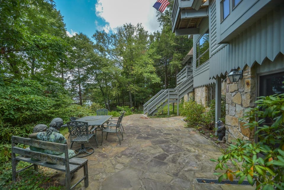 Property building, Patio, Natural landscape, Garden, Seating area, Garden view, Lake view