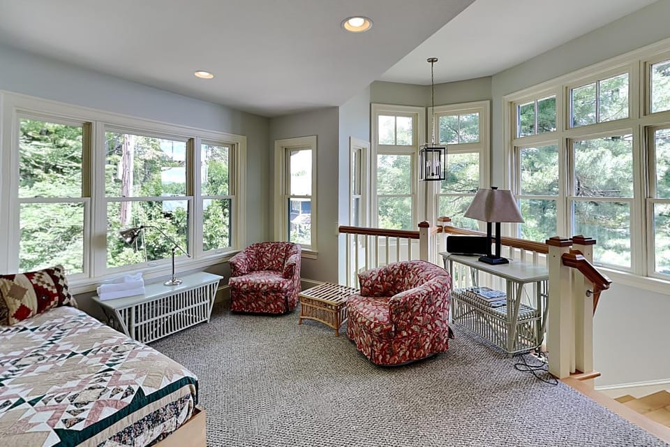 Bed, TV and multimedia, Living room, Seating area, Garden view, furniture
